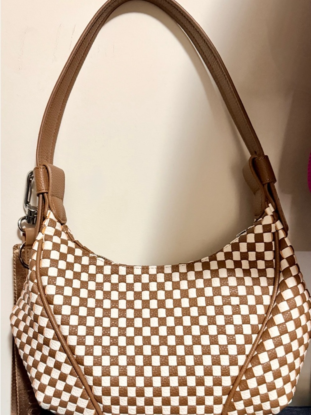 I&R Caramel & White Glow Up Bag w/ Wristlet & Red Apple Charm - Picture 2 of 3